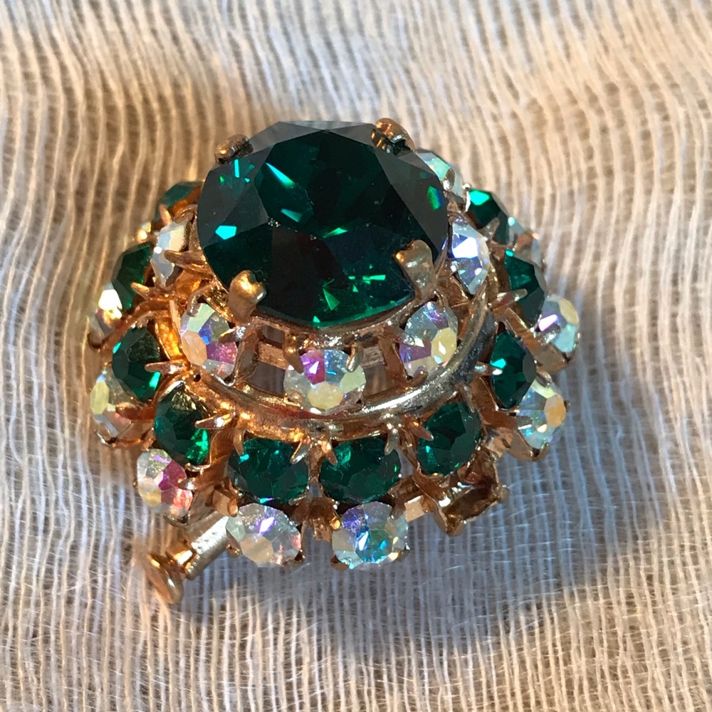 ⚡️NYE SALE⚡️Gorgeous Green + Clear Crystal Brooch